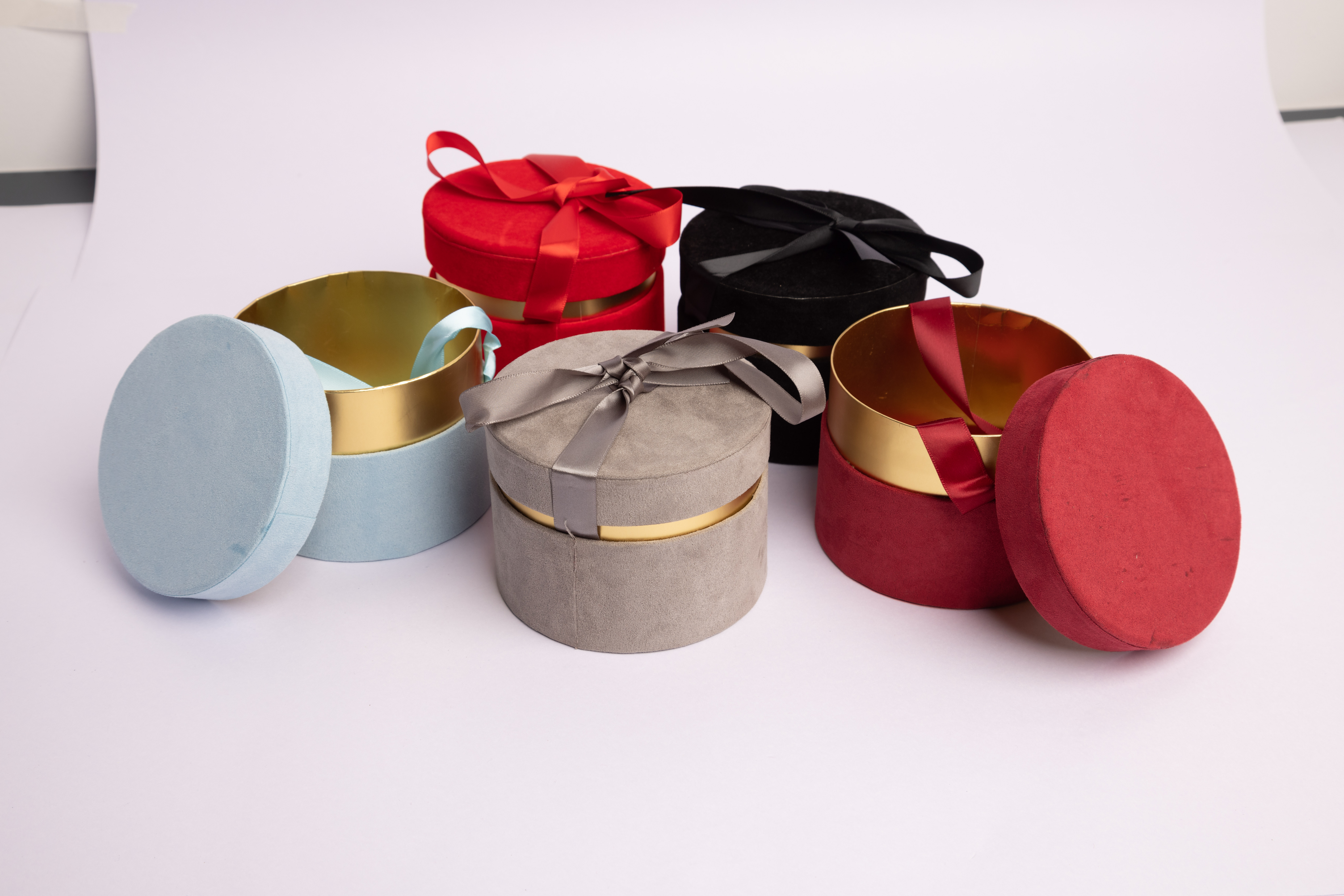 Round box with ribbon